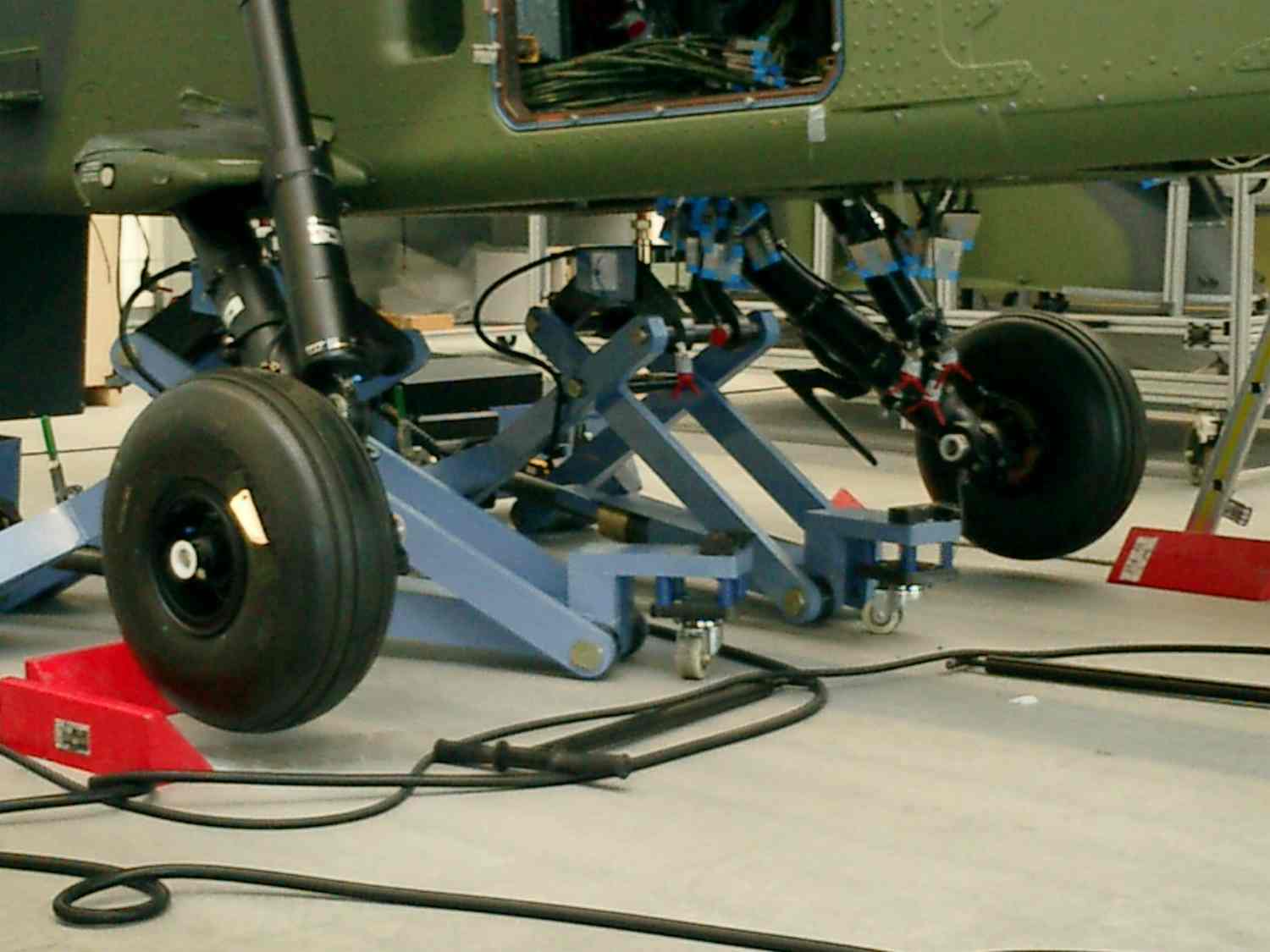 Groupe SPR - Crics de levage (GSE) et maintenance hélicoptère de combat